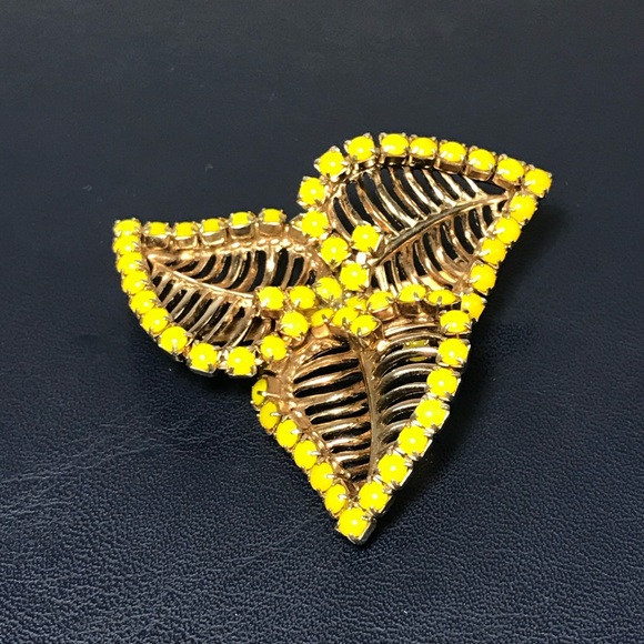 Beautiful Classic VINTAGE Yellow Enamel Stone 3 Leaf Brooch - Picture 3 of 8